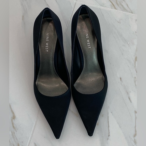 Beautiful Nine West Black Satin Pumps, Size 7 - Picture 2 of 7